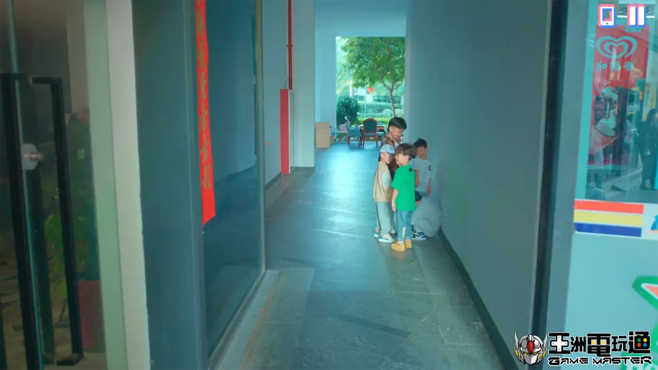 游戏评测：《怦然心动的她们》！又双叒叕一款中国式科幻爱情真人喜剧 - 穿帮的漏网镜头，神秘的手指指挥小孩演员（这很明显，剪片居然没修掉）